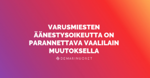 Valkoinen teksti punasävyisellä taustalla: Varusmiesten äänestysoikeutta on parannettava vaalilain muutoksella