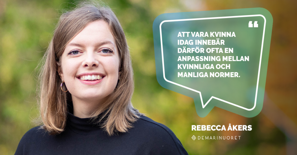 Rebecca säger "Att vara kvinna idag innebär därför ofta en anpassning mellan kvinnliga och manliga normer."