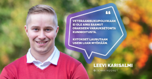 Kuvassa punapaitainen Leevi Karisalmi hymyilee ja lausahtaa "Veteraanisukupolvikaan ei ole aina saanut osakseen varauksetonta kunnioitusta. Kiitokset lausutaan usein liian myöhään."